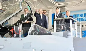بیجنگ : صدرمملکت کا جے-10 سی فائٹرجیٹ بنانیوالی ایوی ایشن انڈسٹری کارپوریشن کا دورہ