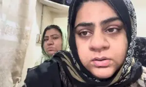 ولاگ میں والد کے آخری لمحات دکھانے پر خواتین ولاگرز کو تنقید کا سامنا