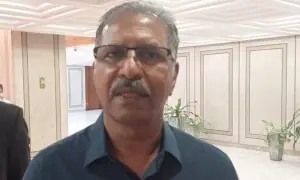 رہنما پی ٹی آئی علی ظفر سینیٹرز کے استعفے جمع کرانے پارلیمنٹ ہاؤس پہنچ گئے