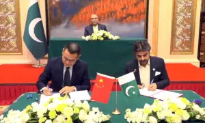 پاکستان اور چین کے درمیان ٹیکسٹائل انڈسٹریل پارک کے قیام سمیت 3 مفاہمتی یادداشتوں پر دستخط