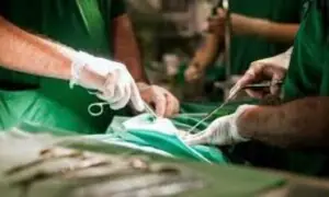 بھارت میں ڈاکٹرز کا کامیاب آپریشن، 7 سالہ بچے کے معدے سے بال اور جوتے کا تسمہ برآمد