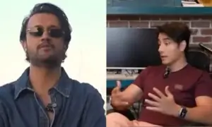 پاکستانی فنکار بےحد باصلاحیت ہیں، خود کو کمتر نہ سمجھیں، عاطف اسلم کے بیان پر علی ظفر کا ردعمل