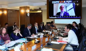 اقتصادی رابطہ کمیٹی اجلاس: 5 سال پرانی گاڑیاں درآمد کرنے کی اجازت، 40 فیصد اضافی ڈیوٹی عائد