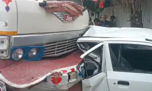 کراچی: ڈیفنس موڑ کے قریب بے قابو ٹینکر نے 6 گاڑیاں روند ڈالیں، خواتین سمیت 5 افراد زخمی