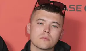 حزب اللہ کا جھنڈا لہرانے والے آئرش گلوکار کے خلاف دہشت گردی کا الزام خارج