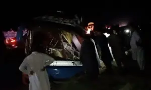 اوتھل: مسافر کوچ اور ٹرک میں تصادم، 6 افراد جاں بحق، 17 زخمی