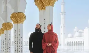 عبایہ پہن کر مسجد کی تشہیر کرنے پر دپیکا پڈوکون کو تنقید کا سامنا