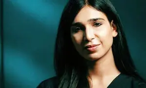 کراچی: اداروں کا تنازع پاکستان کی پہلی ٹرانسجینڈر ڈاکٹر کے لائسنس میں رکاوٹ بن گیا
