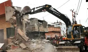 کراچی: سہراب گوٹھ میں افغانوں کے خالی کیے گئے گھروں کو منہدم کرنے کا آپریشن