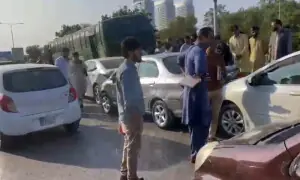 اسلام آباد: گرین بیلٹ پر چڑھنے والی یونیورسٹی کی بس میں متعدد گاڑیاں جاگھسیں
