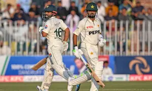 راولپنڈی ٹیسٹ: ٹاپ آرڈر کی ناکامی پر پاکستان ٹیم مشکلات کا شکار، 94 رنز پر 4 کھلاڑی آؤٹ
