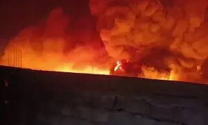 کراچی: مواچھ گوٹھ ٹائروں کے گودام میں خوفناک آتشزدگی، فائر بریگیڈ کی 22 گاڑیاں آگ بجھانے میں مصروف