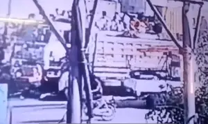 کراچی: کورنگی میں تیز رفتار ڈمپر کی کھڑی موٹر سائیکلوں کو ٹکر، ایک شخص جاں بحق