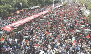 Thousands march on Karachi’s Sharea Faisal to show solidarity with Gazans