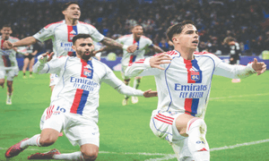 Lyon leave it late to beat 10-man Strasbourg