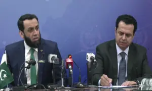 بھارتی خفیہ ایجنسی نے پاکستانی ماہی گیر کو گرفتار کرکے اپنے لیے کام کرنے پر مجبور کیا، عطا تارڑ