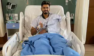 انجری کا شکار شریاس آئیر ہسپتال سے ڈسچارج، بھارت جانے سے روک دیا گیا