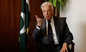 بھارت پاکستان کو مشرقی اور مغربی محاذوں پر مصروف رکھنا چاہتا ہے، وزیر دفاع