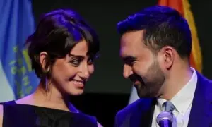 نیویارک کے نو منتخب میئر زہران ممدانی کی اہلیہ رما دواجی کا لباس توجہ کا مرکز بن گیا