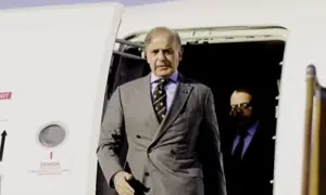 وزیراعظم شہباز شریف 2 روزہ سرکاری دورے پر آذربائیجان پہنچ گئے