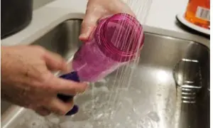 پانی کی بوتل صاف نہ کرنے سے صحت کو خطرہ لاحق ہوسکتا ہے، ماہرین کا انتباہ