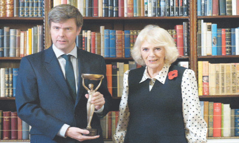 ہنگرین نژاد برطانوی مصنف ڈیوڈ سالے نے اپنے ناول ’فلیش‘ پر بکر ایوارڈ جیت لیا