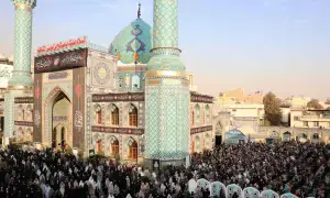 ایران میں خشک سالی کے دوران ہزاروں شہریوں کی مسجد میں بارش کیلئے دعائیں