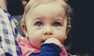 حاملہ خواتین کے تناؤ سے بچوں کے دودھ کے دانت جلدی نکل سکتے ہیں، تحقیق