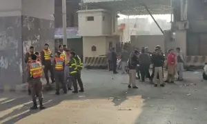 پشاور: ایف سی ہیڈکوارٹر پر بڑا حملہ ناکام، بمبار سمیت 3 خوارج ہلاک، 3 اہلکار شہید