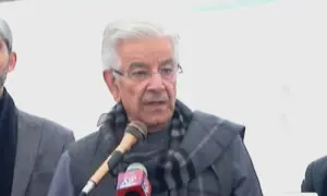 پی ٹی آئی کے بیرون ملک موجود بھگوڑوں میں ہمت ہے تو پاکستان آکر جنگ لڑیں، خواجہ آصف