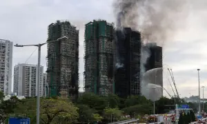ہانگ کانگ: رہائشی عمارتوں میں لگی آگ تاحال نہ بجھ سکی، اموات 55 ہوگئیں، 300 لاپتہ