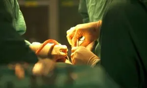 کراچی: خاتون کے پیٹ سے 15 کلو وزنی ٹیومر نکالنے کی کامیاب سرجری