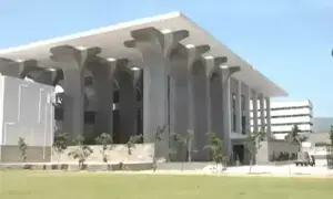 وفاقی آئینی عدالت نے قواعد نہ ہونے کے باوجود اعلیٰ تنخواہ والے عہدوں کی منظوری دیدی