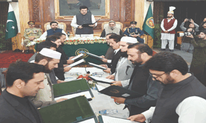 10 ministers sworn in as KP cabinet takes shape