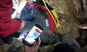 کراچی: نیپا پر کھلے گٹر میں گرنے والا بچہ نہ مل سکا، عوام نے احتجاجاً یونیورسٹی روڈ بند کردی