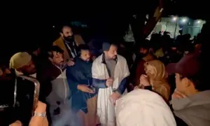 Imran&rsquo;s sisters, PTI workers stage sit-in near Pindi&rsquo;s Adiala jail