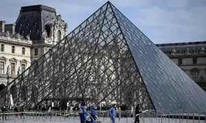 French TV broadcasts Louvre robbery images