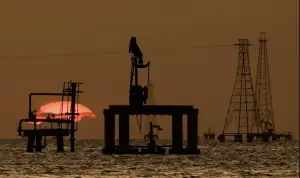 Oil falls on possible US-Iran de-escalation, firm dollar