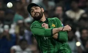 PHOTOS: Pakistan, USA lock horns