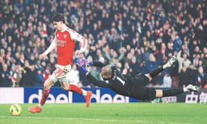 Arsenal sink Chelsea to reach League Cup final