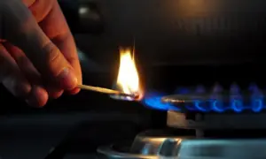 Karachi citizens fume as unannounced gas cuts continue to disrupt Sehri cooking, Iftar Karachi citizens fume as unannounced gas cuts continue to disrupt Sehri cooking, Iftar