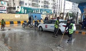 At least 4 killed as heavy rain lashes Karachi; city administration declares emergency