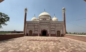 Lack of access keeps visitors away from  Khanpur&rsquo;s White Mosque