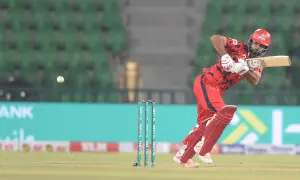 Khushdil Shah onslaught stuns Qalandars, keeps Kings&rsquo; playoff hopes alive