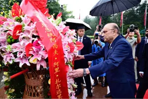 President pays tribute to Chairman Mao  in his hometown
