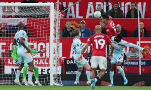 Carrick hails Casemiro, Fernandes after vital United win