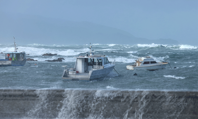 Hundreds evacuated as waves batter New Zealand capital