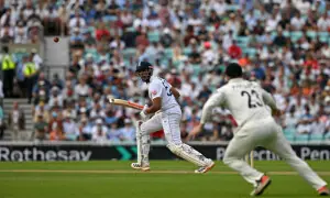 Matt Henry rocks England after Glenn Phillips century