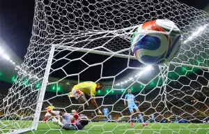 Munoz strike sends Colombia into knockouts, Ghana thwart England