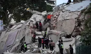 With time running out, Venezuelans comb rubble for survivors